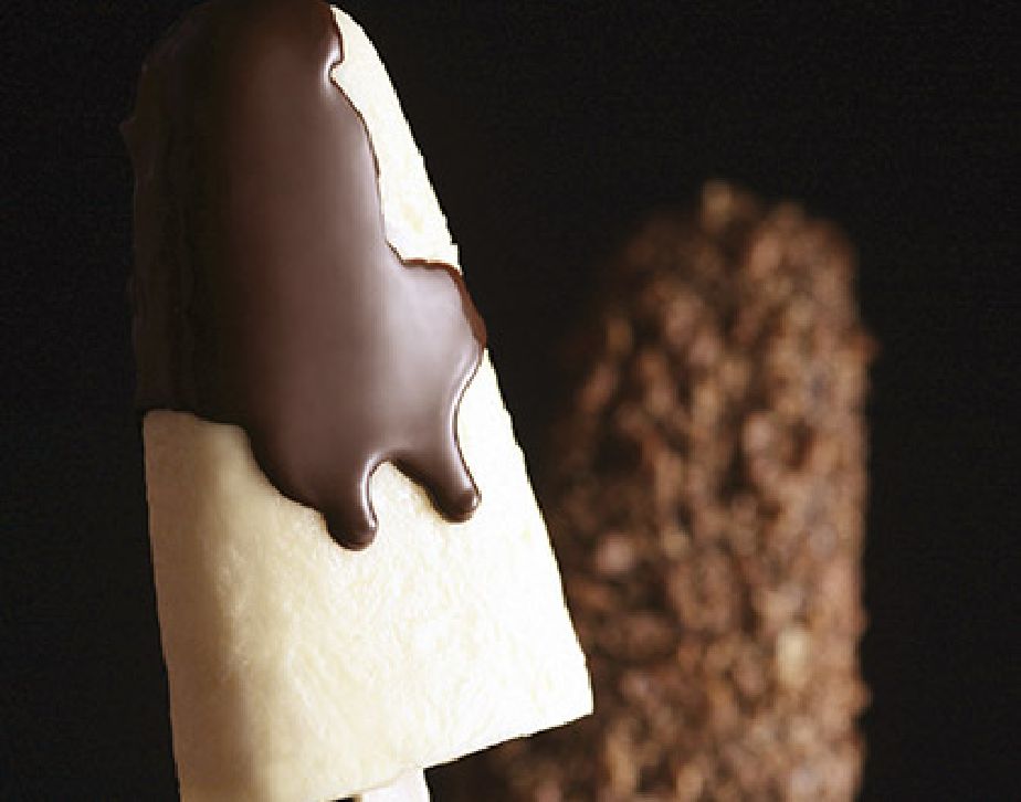 冷たいアイスクリームと、とけるチョコレートコーティングイメージ1