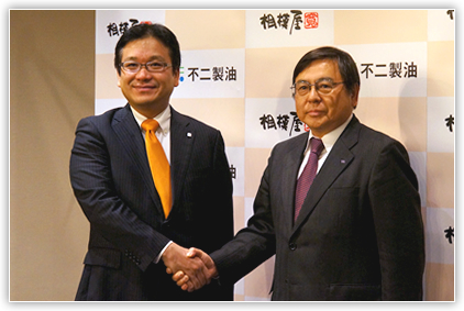 Mr. Torigoe, President of Sagamiya Foods Co., Ltd.<br>and Mr. Shimizu, President & CEO of Fuji Oil Holdings Inc.